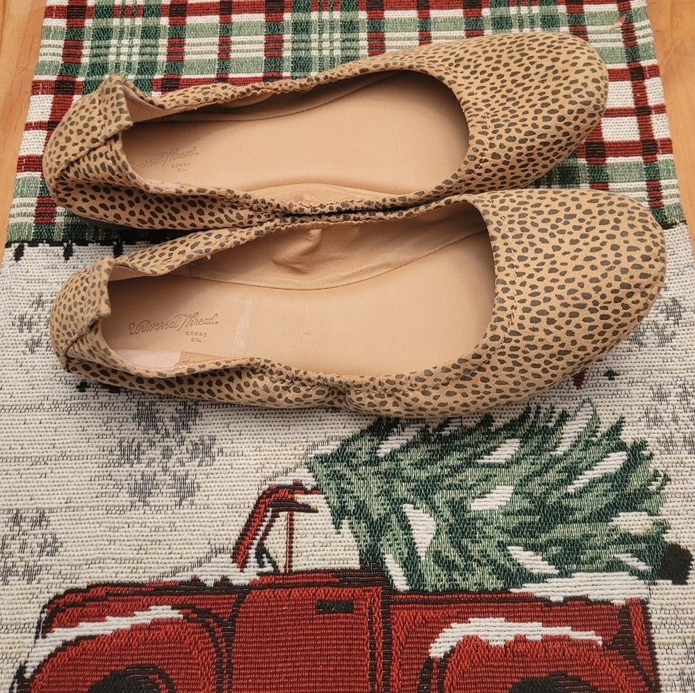 Universal Thread Flats - Picture 3 of 6